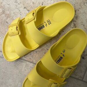 SALE❗️ Birkenstock Yellow Sandals size 8. Rubber & LIKE NEW!